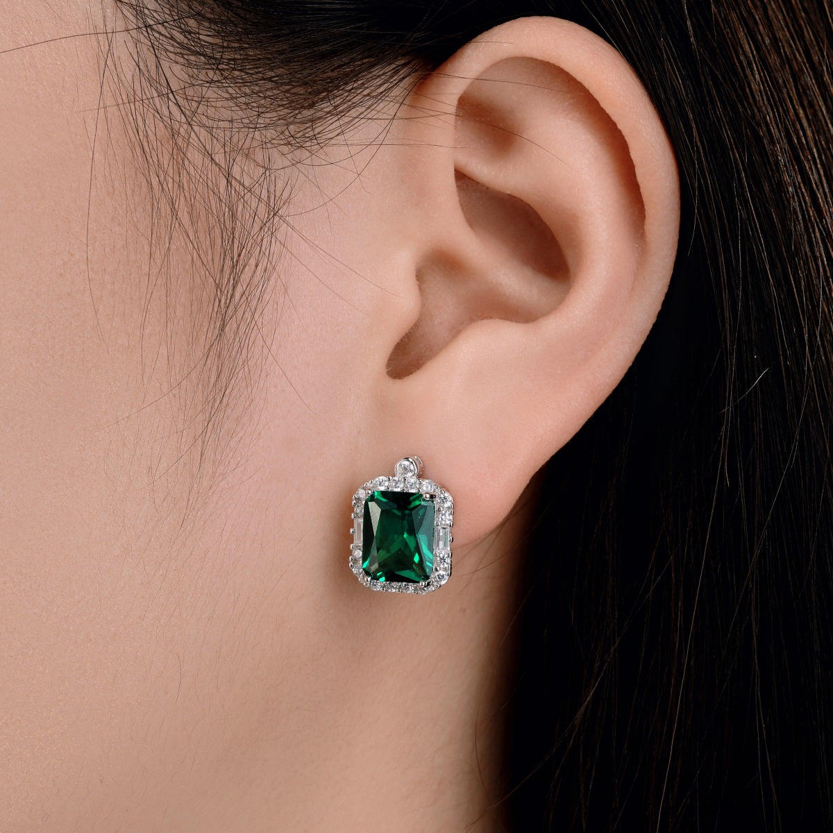 "Enchanting Baguettes: Silver Earrings with Green Zirconia Accents"