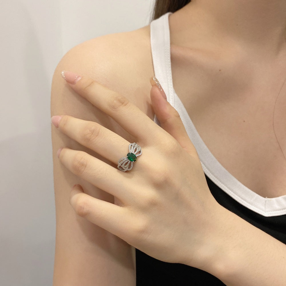Classic Chic Zirconia Silver Ring in Smaragd Green Wedding Ring