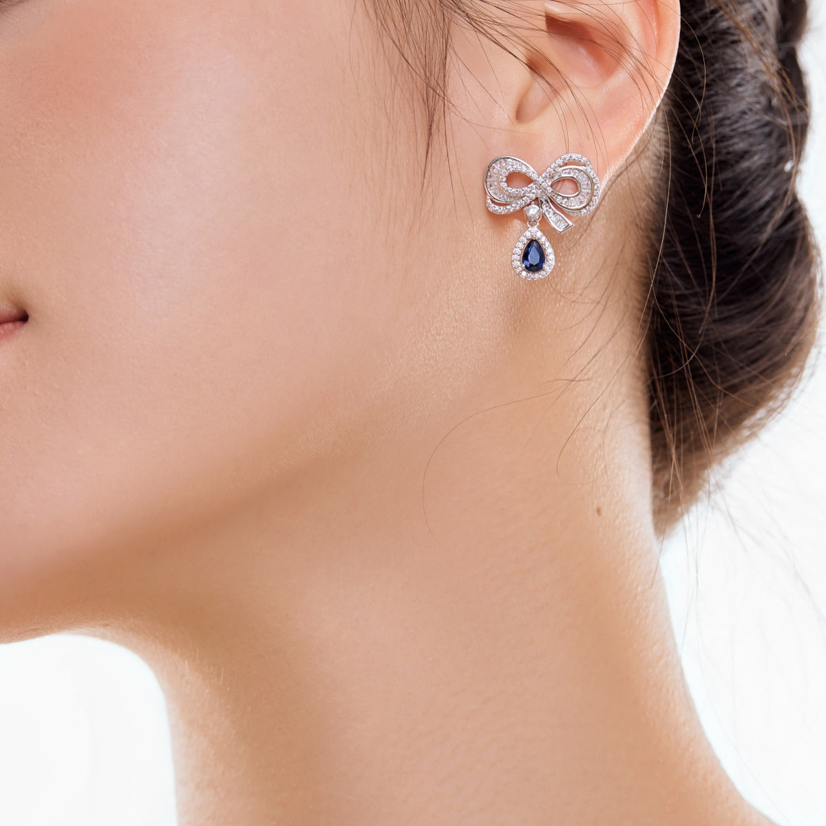 Ozeanischer Charme: Funkelnde Ohrringe mit blauem Zirkonia